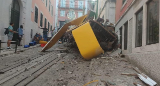 Abruzzo - Funicolare deragliata a Lisbona, anche un’aquilana tra i feriti